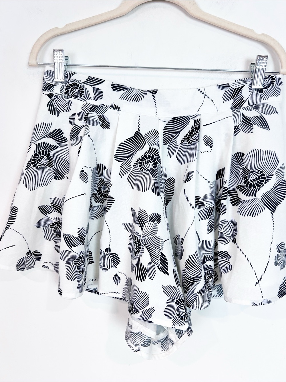 ANGL WHITE WITH BLACK FLORAL PRINT HIGH WAIST FLOWY SHORTS WOMENS SZ LARGE